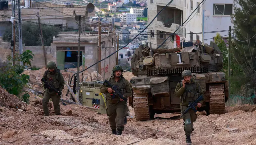 الجيش الإسرائيلي يقتل فلسطينياً ويصيب آخرَين في الضفة