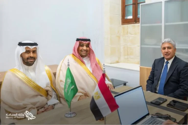 السعودية ومصر تبحثان تطوير باقات سياحية مشتركة وتعزيز حركة السفر بين البلدين
