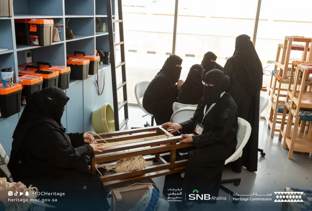 بالصور من القعايد إلى الطواقي.. «أهالينا» تحيي حرف جازان التقليدية عبر «بيت الحرفيين»
