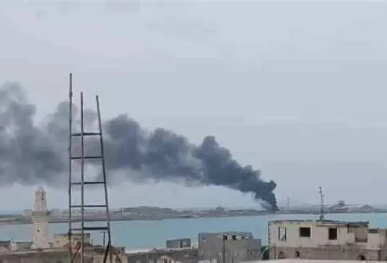 مصدر ملاحي: غارات جوية تدمر قاربين محمّلين بأسلحة للحوثيين في طريقهما من المخا إلى باب المندب