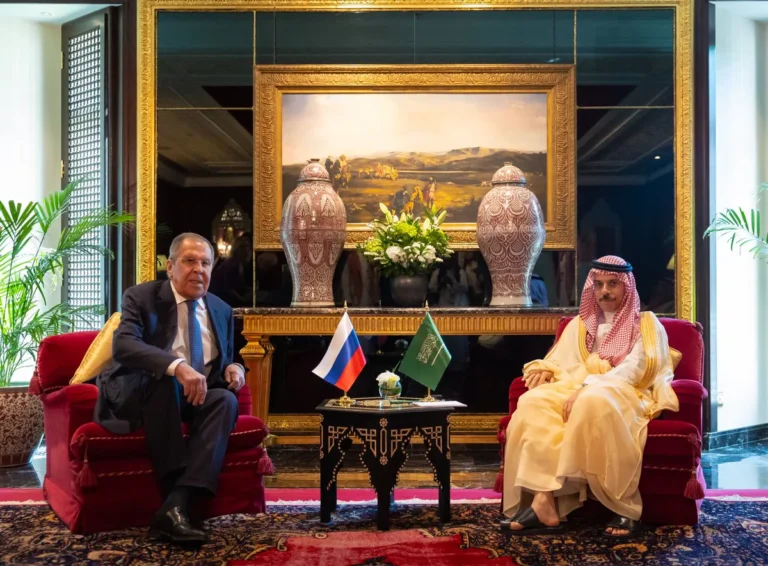 وزير الخارجية السعودي يلتقي لافروف في المنامة على هامش الاجتماع الخليجي الروسي