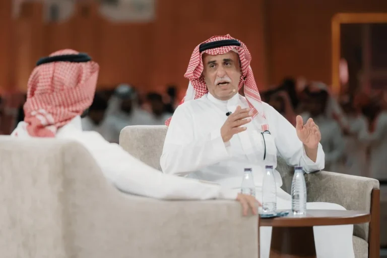محمد بن خثلان يستعرض مخطوطات توثق تاريخ الصقارة في الجزيرة العربية