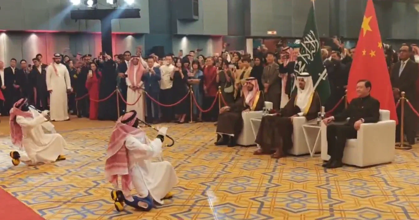 شاهد: روبوتات صينية بالثوب والشماغ تؤدي العرضة السعودية.. مشهد يخطف الأنظار في الرياض