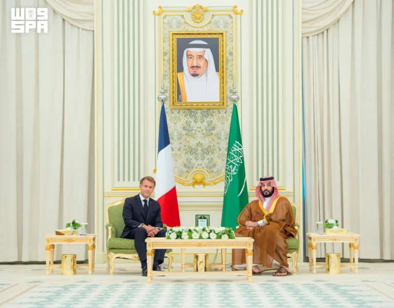 ولي العهد يستقبل الرئيس الفرنسي ماكرون في قصر اليمامة بالرياض