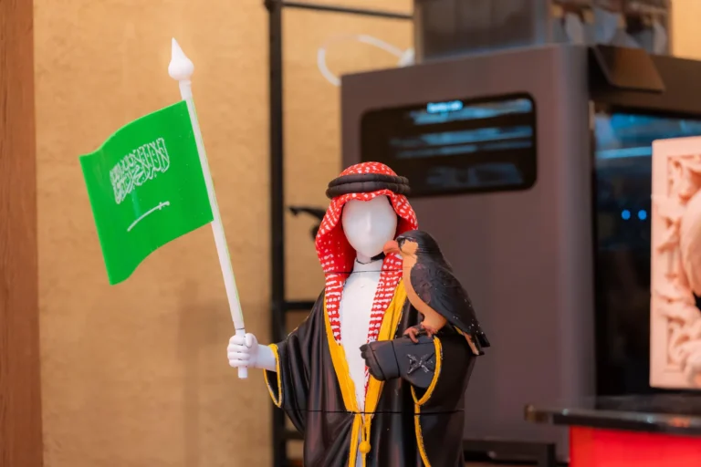 الطباعة ثلاثية الأبعاد تحول صور زوار معرض الصقور والصيد إلى مجسمات