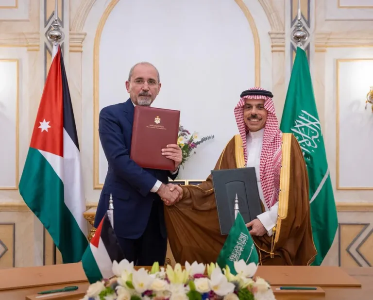 وزير الخارجية يستقبل نظيره الأردني ويوقّعان بروتوكولاً لمجلس التنسيق الأعلى