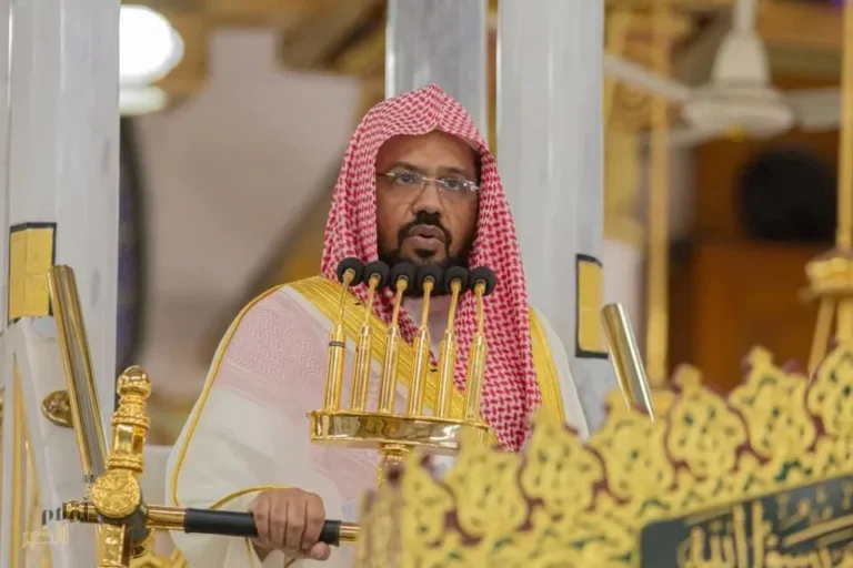 خطيب المسجد النبوي يدين استهداف الحوثيين للحرمين ومطار الرياض